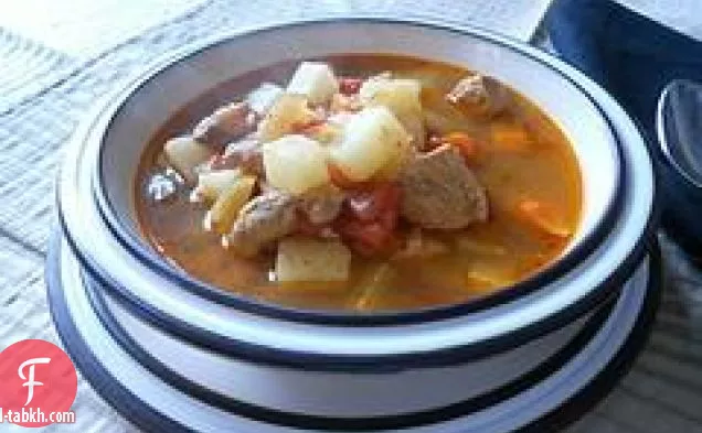 حساء الجولاش-لحم الخنزير أو لحم الضأن (جي أوشوس فاجي ديسزنو غولياس)