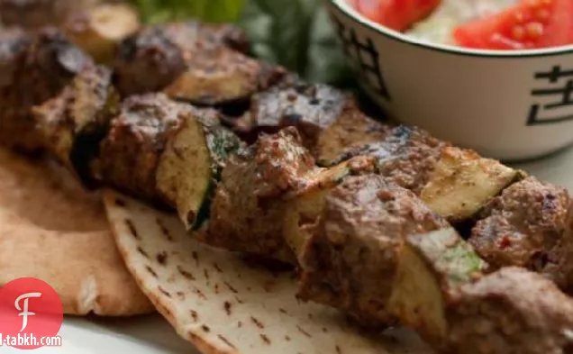كباب شيش لحم الضأن الحار مع خبز البيتا اليوناني