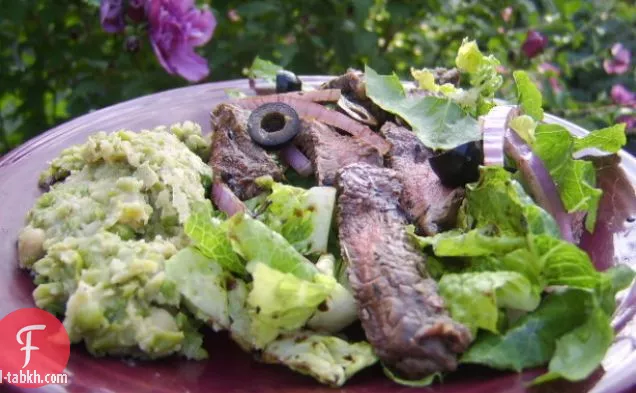 شريحة لحم بلسميك ، خضار طازجة ، بازلاء ، هريس الفاصوليا البيضاء