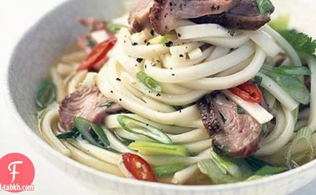 شوربة نودلز البط الساخنة والحامضة مع بيبي باك تشوي