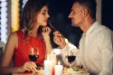 31 فكرة عشاء رومانسي من شأنها أن تجعل الحالة المزاجية مناسبة تمامًا
