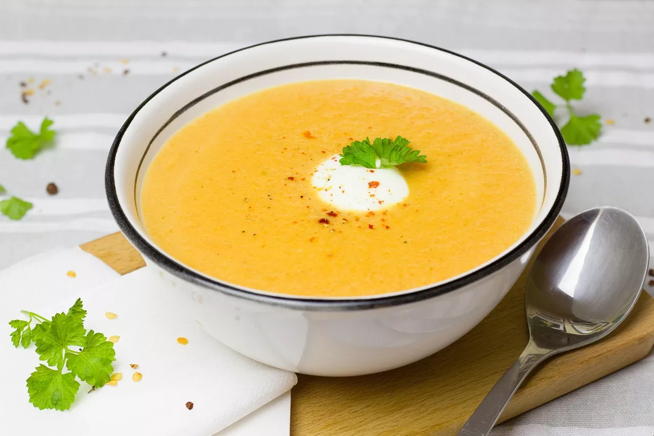 10 وصفات حساء سهلة ولذيذة لليلة شتاء مريحة
